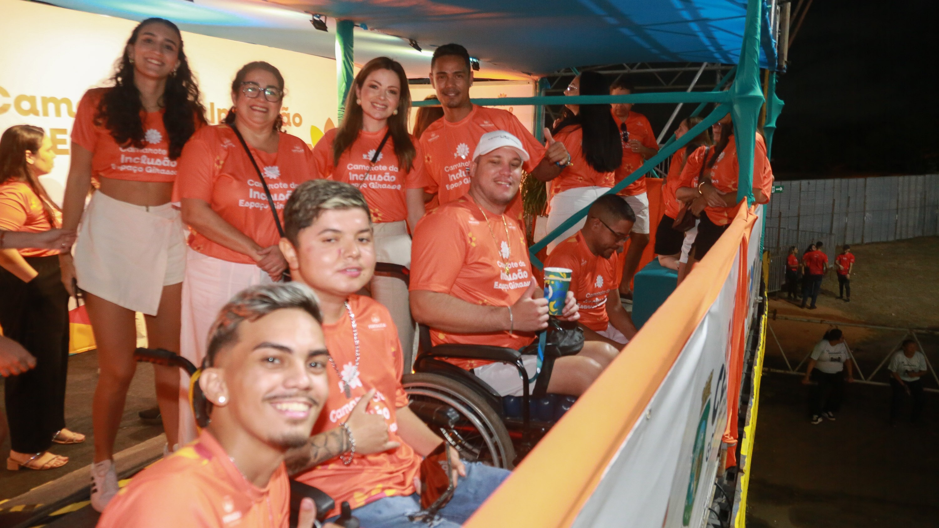 grupo de pessoas posa para a foto